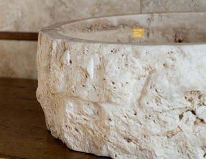 Раковина из травертина