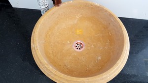 Fregadero de travertino amarillo