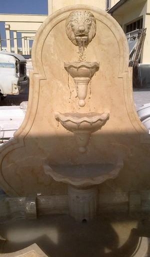 Fontaine à tête de lion en travertin