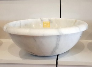 Waschbecken aus weißem Marmor