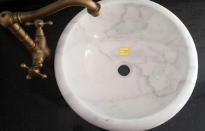 Waschbecken aus weißem Marmor