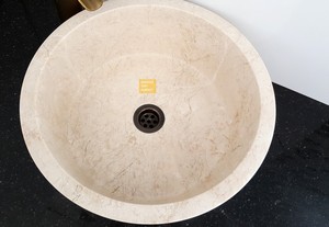 Lavabo con rodillo de mármol beige
