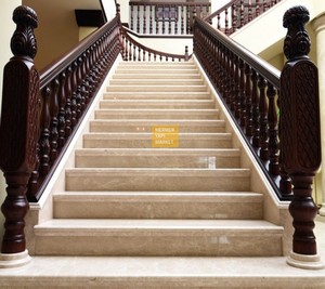 Burdur Beige Marmor Trappe - Riser inkluderet
